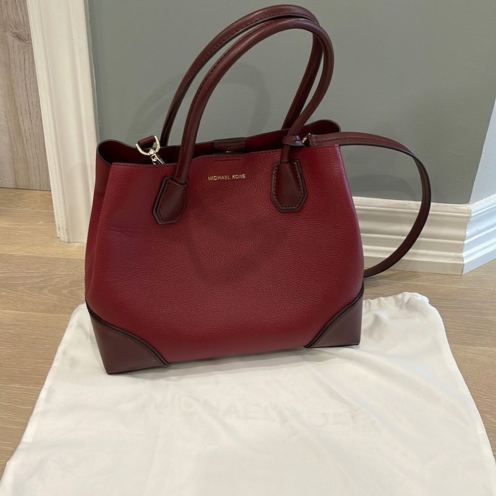 Michael Kors pebble grain leather purse in Burgundy.In excellent condition